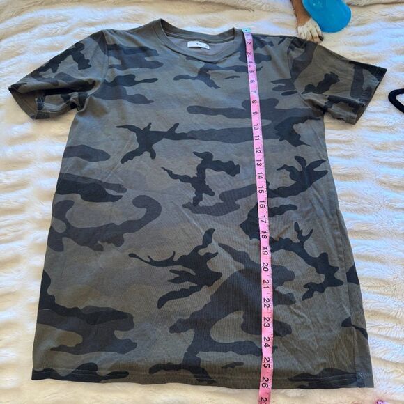 Aritzia TNA Green Camo Camouflage Short Sleeve T-Shirt - Picture 7 of 9